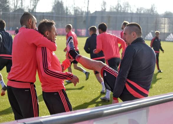 Bilder des Tages - SPORT 08.12.2015, Fussball 1.Bundesliga 2015 2016, FC Bayern München, Training an der Säbenerstrasse in München vor dem Championsleague-Spiel in Zagreb. Spass beim letzten Training in München: Rafinha (mitte, FC Bayern München) streckt Franck Ribery (re, FC Bayern München) das Bein absichtlich höher, Arturo Vidal (FC Bayern München) kommt von hinten und nimmt Rafinha (FC Bayern München) in den Schwitzkasten. 