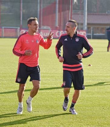 08.12.2015, Fussball 1.Bundesliga 2015 2016, FC Bayern München, Training an der Säbenerstrasse in München vor dem Championsleague-Spiel in Zagreb. Spass beim letzten Training in München: Rafinha (li, FC Bayern München) und Franck Ribery (re, FC Bayern München). 