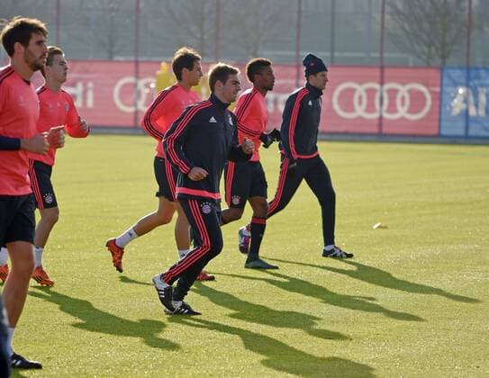 08.12.2015, Fussball 1.Bundesliga 2015 2016, FC Bayern München, Training an der Säbenerstrasse in München vor dem Championsleague-Spiel in Zagreb. Lauftraining, Philipp Lahm (mitte, FC Bayern München) und Thomas Müller (re, FC Bayern München). 