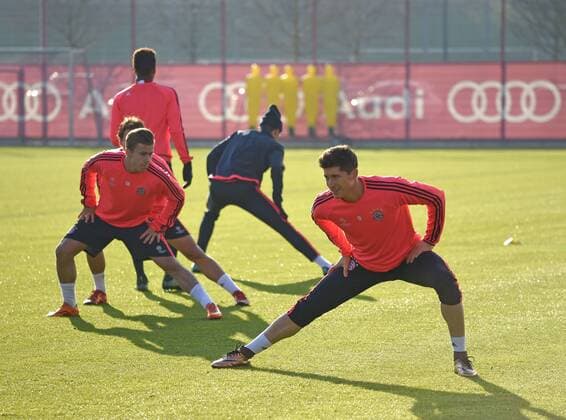 08.12.2015, Fussball 1.Bundesliga 2015 2016, FC Bayern München, Training an der Säbenerstrasse in München vor dem Championsleague-Spiel in Zagreb. Robert Lewandowski (re, FC Bayern München) dehnt sich. 