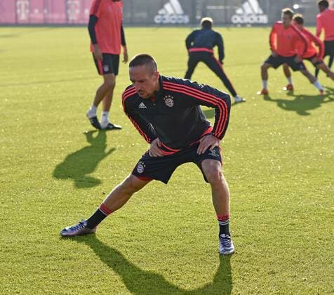 08.12.2015, Fussball 1.Bundesliga 2015 2016, FC Bayern München, Training an der Säbenerstrasse in München vor dem Championsleague-Spiel in Zagreb. Franck Ribery (FC Bayern München) dehnt sich. 