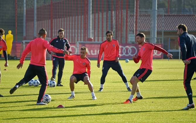 08.12.2015, Fussball 1.Bundesliga 2015 2016, FC Bayern München, Training an der Säbenerstrasse in München vor dem Championsleague-Spiel in Zagreb. v.li: Arturo Vidal (FC Bayern München), Rafinha (FC Bayern München), Mehdi Benatia (FC Bayern München), Xabi Alonso (FC Bayern München). 