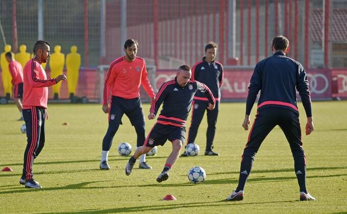 08.12.2015, Fussball 1.Bundesliga 2015 2016, FC Bayern München, Training an der Säbenerstrasse in München vor dem Championsleague-Spiel in Zagreb. v.li: Arturo Vidal (FC Bayern München), Mehdi Benatia (FC Bayern München), Franck Ribery (FC Bayern München), 