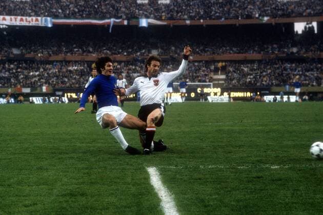 Weltmeisterschaft Zweite Runde, Italien - Österreich in Buenos Aires: Paolo Rossi (li., Italien) gegen Heinrich Strasser (Österreich)