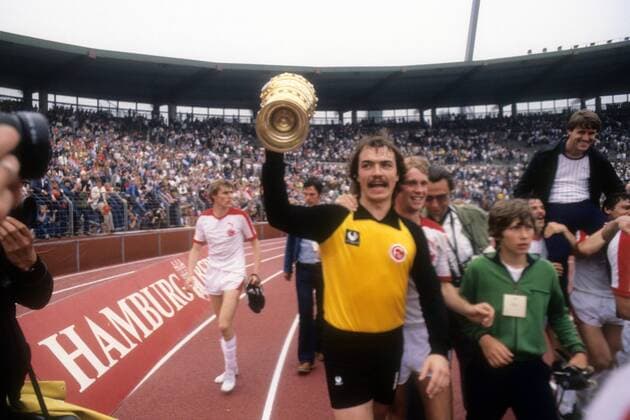 Fortuna Düsseldorf gewinnt den DFB-Pokal: Torwart Jörg Daniel mit der Trophäe
