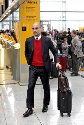 08.12.2015, Fussball Championsleague 2015 2016, FC Bayern München, Checkin der Mannschaft am Airport München zum Championsleague-Spiel in Zagreb. Trainer Pep Guardiola (FC Bayern München) schiebt seinen Trolley. 