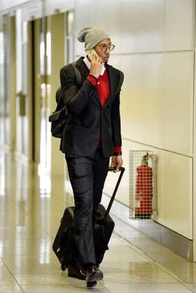08.12.2015, Fussball Championsleague 2015 2016, FC Bayern München, Checkin der Mannschaft am Airport München zum Championsleague-Spiel in Zagreb. Jerome Boateng (FC Bayern München) am Handy. 
