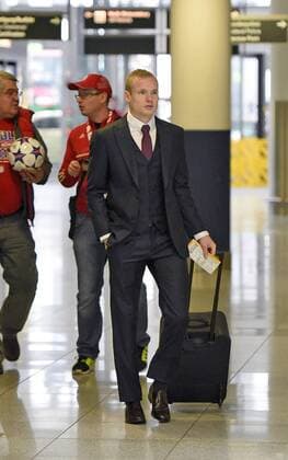 08.12.2015, Fussball Championsleague 2015 2016, FC Bayern München, Checkin der Mannschaft am Airport München zum Championsleague-Spiel in Zagreb. Sebastian Rode (FC Bayern München) geht zum Gate. 