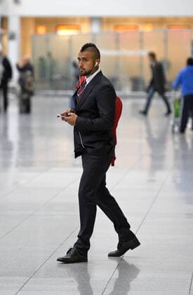 08.12.2015, Fussball Championsleague 2015 2016, FC Bayern München, Checkin der Mannschaft am Airport München zum Championsleague-Spiel in Zagreb. Arturo Vidal (FC Bayern München) geht zum Gate. 