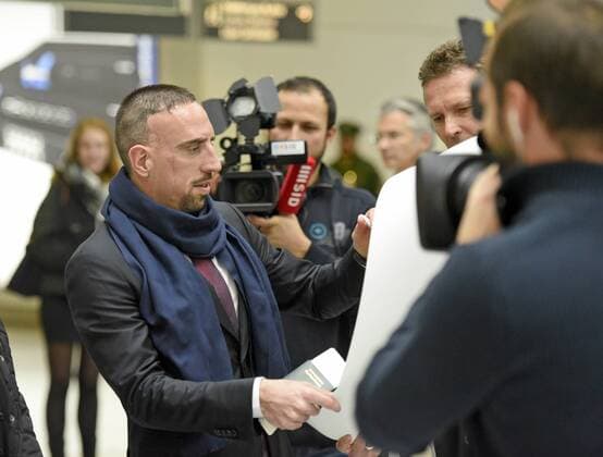 08.12.2015, Fussball Championsleague 2015 2016, FC Bayern München, Checkin der Mannschaft am Airport München zum Championsleague-Spiel in Zagreb. Franck Ribery (FC Bayern München) gibt Autogramme. 