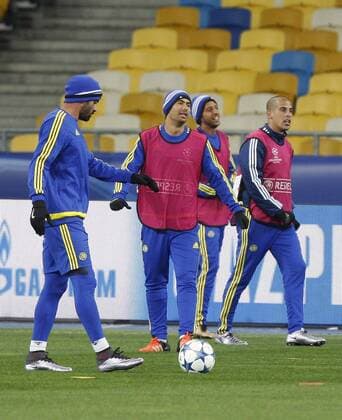 Fußball, Champions League, Maccabi Tel Aviv Training Dec. 8, 2015 - Kiev, ukraine - Maccabi Tel-Aviv FC players during a training session at the Olimpic stadium,in Kiev,Ukraine,08 December,2015. Dynamo Kiev will face FC Maccabi in the UEFA Champions League group G soccer match on 09 December 2015. UEFA Champions League, Maccabi s players training session  - ZUMAn230
