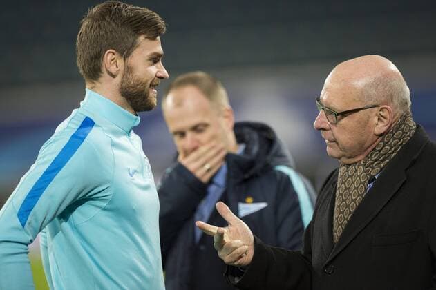 Fußball, Champions League, Zenit St. Petersburg Training - GENT, BELGIUM: Zenit s Nicolas Lombaerts and Gent s Mayor Daniel Termont pictured during a training session of Russian first division soccer team Zenit St Petersburg, Tuesday 08 December 2015, in Gent. Tomorrow, Gent is playing against Zenit in the UEFA Champions League competition, on the sixth and last day in the group stage, in group H. JASPERxJACOBS  x04753893x
