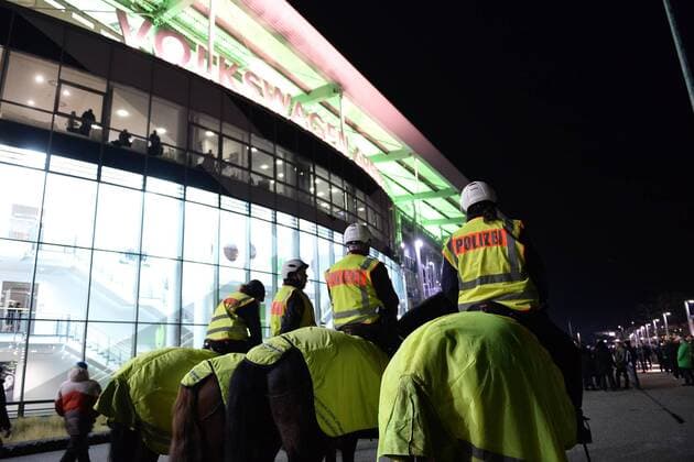 Fußball, Champions League, VfL Wolfsburg - Manchester United, Vor dem Spiel Fußball Champions League Gruppenphase 6. Spieltag VfL Wolfsburg - Manchester United ManU am 08.12.2015 in der Volkswagen Arena in Wolfsburg Eine Reiterstaffel bewacht den Haupteingang der Volkswagen Arena xTTx