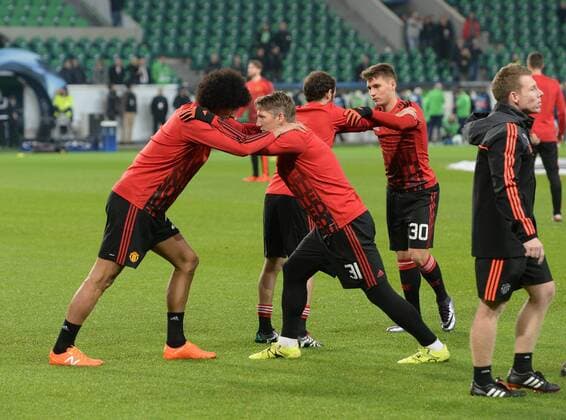 Fussball, Herren, Saison 2015 16, UEFA Champions League, Gruppenphase (Gruppe B, 6. Spieltag), VfL Wolfsburg - Manchester United ManU v. l. Marouane Fellaini (Manchester United) , Bastian Schweinsteiger (Manchester United) bei der Erwärmung, 08.12. 2015,