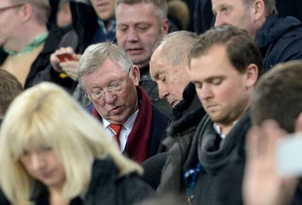 08.12.2015, xjhx, Fussball UEFA Champions League, VfL Wolfsburg - Manchester United ManU emspor v.l. Sir Alexander Chapman ãAlexÒ Ferguson, Eckhard Krautzun auf der Tribuene