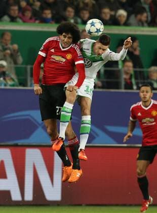 Fußball, Champions League, VfL Wolfsburg - Manchester United Marouane Fellaini, Julian Draxler Aktion Spielszene Zweikampf Fußball Fussball UEFA Championsleague Herren Saison 2015 2016 08.12.2015 VfL Wolfsburg vs. Manchester United ManU FC ManU