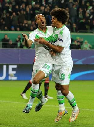 Fußball, Champions League, VfL Wolfsburg - Manchester United Naldo 1:1, Dante Freude Emotion jubelnd Jubel nach 1:1 Fußball Fussball UEFA Championsleague Herren Saison 2015 2016 08.12.2015 VfL Wolfsburg vs. Manchester United ManU FC ManU
