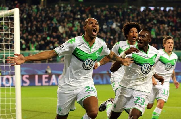 Fußball, Champions League, VfL Wolfsburg - Manchester United Naldo 1:1, Josuha Guilavogui, Dante Freude Emotion jubelnd Jubel nach 1:1 Fußball Fussball UEFA Championsleague Herren Saison 2015 2016 08.12.2015 VfL Wolfsburg vs. Manchester United ManU FC ManU