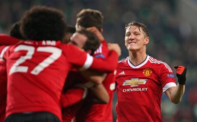Fußball, Champions League, VfL Wolfsburg - Manchester United 08.12.2015, Fussball UEFA Champions League 2015 2016, Gruppenphase, 6.Spieltag, VfL Wolfsburg - Manchester United ManU in der Volkswagen Arena, Wolfsburg. Jubel Bastian Schweinsteiger (re., Manchester United) zum Tor zum 0:1 