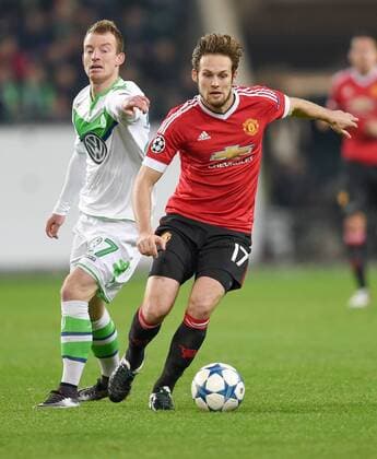Fußball, Champions League, VfL Wolfsburg - Manchester United FUSSBALL CHAMPIONS LEAGUE SAISON 2015 2016 VORRUNDE VfL Wolfsburg - Manchester United ManU 08.12.2015 Maximilian Arnold (li, VfL Wolfsburg) gegen Daley Blind (re, Manchester United FC) 