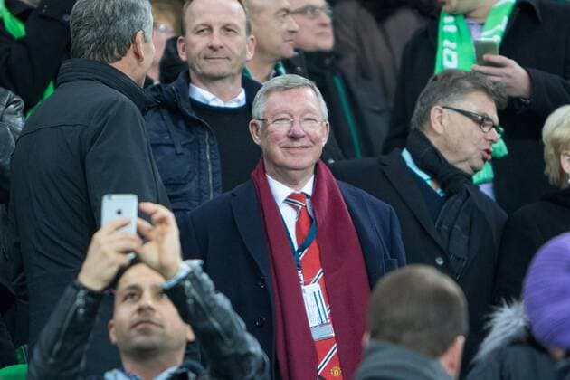 Fußball, UEFA Champions League, VfL Wolfsburg - Manchester United ManU Sir Alex Ferguson auf der Tribüne, ein Zuschauer macht ein Selfie. xtgx