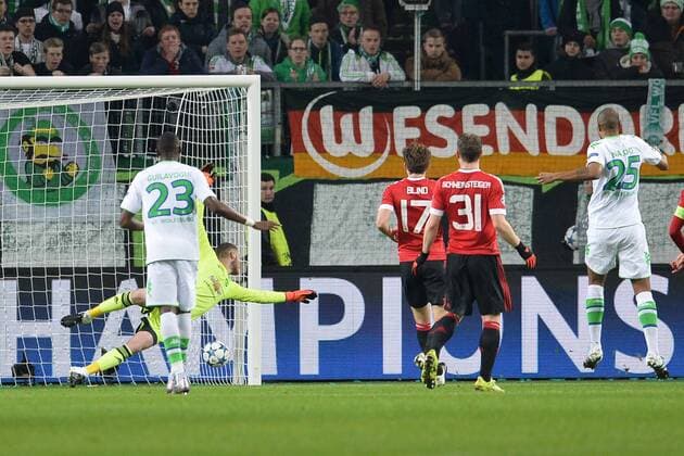 Fußball, Champions League, VfL Wolfsburg - Manchester United Fußball Champions League Gruppenphase 6. Spieltag VfL Wolfsburg - Manchester United ManU am 08.12.2015 in der Volkswagen Arena in Wolfsburg Naldo ( Wolfsburg ), rechts trifft zum 1:1 xTTx