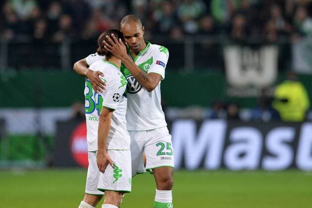 Fußball, Champions League, VfL Wolfsburg - Manchester United Fußball Champions League Gruppenphase 6. Spieltag VfL Wolfsburg - Manchester United ManU am 08.12.2015 in der Volkswagen Arena in Wolfsburg Ricardo Rodriguez ( Wolfsburg ), links - Naldo ( Wolfsburg ), rechts xTTx