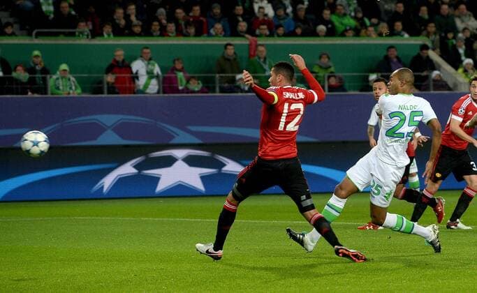 Fußball, Champions League, VfL Wolfsburg - Manchester United 08.12.2015, xjhx, Fussball UEFA Champions League, VfL Wolfsburg - Manchester United ManU emspor v.l. Chris Smalling (Manchester United), Naldo (VfL Wolfsburg) Goal scored, Tor zum 1:1