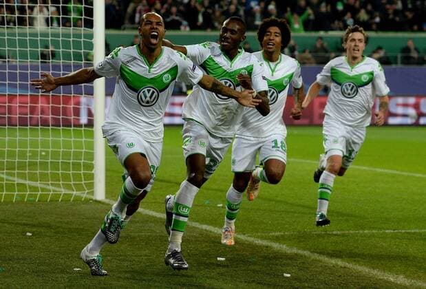 Fußball, Champions League, VfL Wolfsburg - Manchester United 08.12.2015, xjhx, Fussball UEFA Champions League, VfL Wolfsburg - Manchester United ManU emspor v.l. Naldo (VfL Wolfsburg), Josuha Guilavogui (VfL Wolfsburg), Dante (VfL Wolfsburg) Torjubel, Goal celebration, celebrate the goal zum1:1