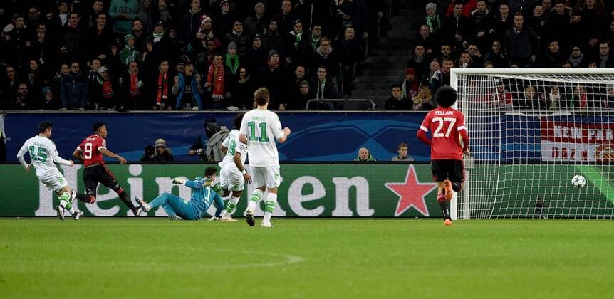 Fußball, Champions League, VfL Wolfsburg - Manchester United 08.12.2015, xjhx, Fussball UEFA Champions League, VfL Wolfsburg - Manchester United ManU emspor v.l. Christian Traesch (VfL Wolfsburg), Anthony Martial (Manchester United), Diego Benaglio (VfL Wolfsburg), Dante (VfL Wolfsburg) Goal scored, Tor zum 0:1
