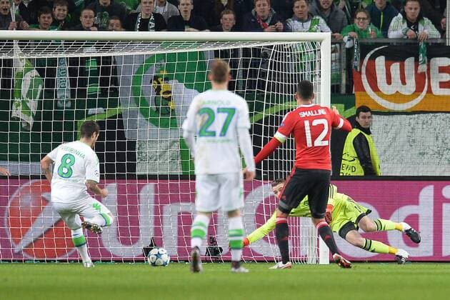 Fußball, Champions League, VfL Wolfsburg - Manchester United Fußball Champions League Gruppenphase 6. Spieltag VfL Wolfsburg - Manchester United ManU am 08.12.2015 in der Volkswagen Arena in Wolfsburg Vieirinha ( Wolfsburg ), links trifft zum 2:1 xTTx