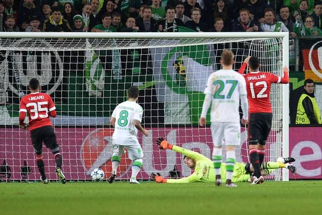 Fußball, Champions League, VfL Wolfsburg - Manchester United Fußball Champions League Gruppenphase 6. Spieltag VfL Wolfsburg - Manchester United ManU am 08.12.2015 in der Volkswagen Arena in Wolfsburg Vieirinha ( Wolfsburg ), mitte trifft zum 2:1 xTTx