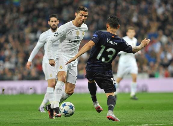 Fußball, Champions League, Real Madrid feiert Rekordsieg gegen Malmö FF Real Madrid Forward, Cristiano Ronaldo dos Santos, number 7 . Malmo Defender, Yoshimar Yotun, number 13. Round Matchday 6 of the CHAMPIONS league, soccer match between Real Madrid - Malmo at the Santiago Bernabeu estadium, Madrid - Spain by December 8, 2015. PHOTO: Gregorio Lopez. 