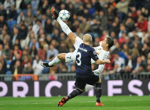 Fußball, Champions League, Real Madrid feiert Rekordsieg gegen Malmö FF Malmo Defender, Anton Tinnerholm, number 3 . Real Madrid Forward, Cristiano Ronaldo dos Santos, number 7. Round Matchday 6 of the CHAMPIONS league, soccer match between Real Madrid - Malmo at the Santiago Bernabeu estadium, Madrid - Spain by December 8, 2015. PHOTO: Gregorio Lopez. 