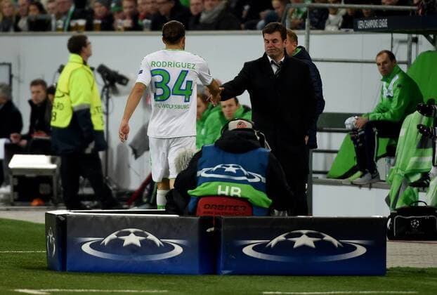 Fußball, Champions League, VfL Wolfsburg - Manchester United 08.12.2015, xjhx, Fussball UEFA Champions League, VfL Wolfsburg - Manchester United ManU emspor v.l. Ricardo Rodriguez (VfL Wolfsburg) verlaesst verletzt das Feld, Trainer Dieter Hecking (VfL Wolfsburg)