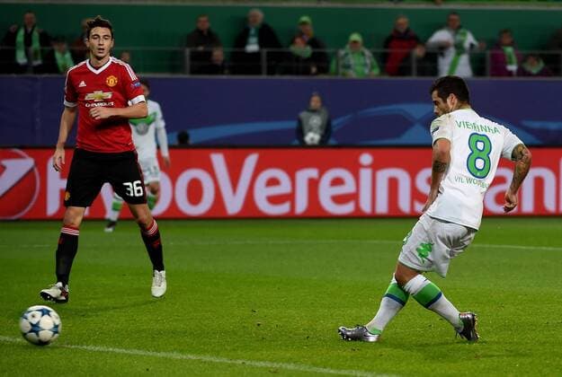 Fußball, Champions League, VfL Wolfsburg - Manchester United 08.12.2015, xjhx, Fussball UEFA Champions League, VfL Wolfsburg - Manchester United ManU emspor v.l. Vieirinha (VfL Wolfsburg) Goal scored, Tor zum 2:1
