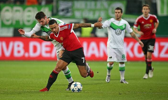 Fußball, Champions League, VfL Wolfsburg - Manchester United 08.12.2015, Fussball UEFA Champions League 2015 2016, Gruppenphase, 6.Spieltag, VfL Wolfsburg - Manchester United ManU in der Volkswagen Arena, Wolfsburg. v.l. Christian Träsch (Wolfsburg) gegen Memphis Depay (Manchester United) 