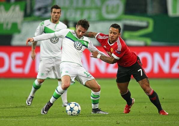 Fußball, Champions League, VfL Wolfsburg - Manchester United 08.12.2015, Fussball UEFA Champions League 2015 2016, Gruppenphase, 6.Spieltag, VfL Wolfsburg - Manchester United ManU in der Volkswagen Arena, Wolfsburg. v.l. Christian Träsch (Wolfsburg) gegen Memphis Depay (Manchester United) 