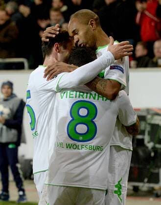 Fußball, Champions League, VfL Wolfsburg - Manchester United 08.12.2015, xjhx, Fussball UEFA Champions League, VfL Wolfsburg - Manchester United ManU emspor v.l. Vieirinha (VfL Wolfsburg), Naldo (VfL Wolfsburg) Torjubel, Goal celebration, celebrate the goal zum 1:1