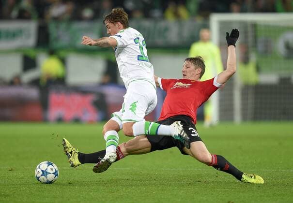 Fußball, Champions League, VfL Wolfsburg - Manchester United FUSSBALL CHAMPIONS LEAGUE SAISON 2015 2016 VORRUNDE VfL Wolfsburg - Manchester United ManU 08.12.2015 Max Kruse (li, VfL Wolfsburg) gegen Bastian Schweinsteiger (re, Manchester United FC) 