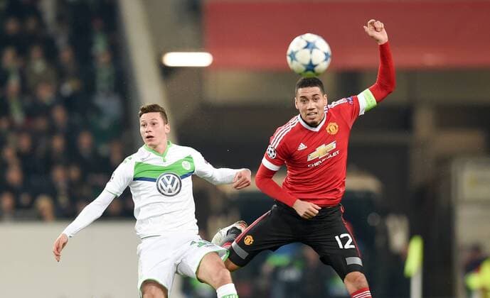 FUSSBALL CHAMPIONS LEAGUE SAISON 2015 2016 VORRUNDE VfL Wolfsburg - Manchester United ManU 08.12.2015 Julian Draxler (li, VfL Wolfsburg) gegen Chris Smalling (re, Manchester United FC) 