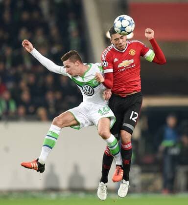 Fußball, Champions League, VfL Wolfsburg - Manchester United FUSSBALL CHAMPIONS LEAGUE SAISON 2015 2016 VORRUNDE VfL Wolfsburg - Manchester United ManU 08.12.2015 Julian Draxler (li, VfL Wolfsburg) gegen Chris Smalling (re, Manchester United FC) 