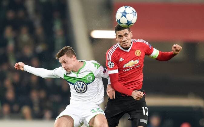 FUSSBALL CHAMPIONS LEAGUE SAISON 2015 2016 VORRUNDE VfL Wolfsburg - Manchester United ManU 08.12.2015 Julian Draxler (li, VfL Wolfsburg) gegen Chris Smalling (re, Manchester United FC) 