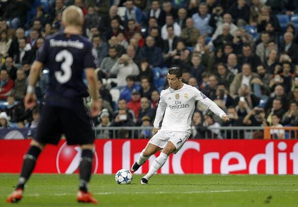 Fußball, Champions League, Real Madrid feiert Rekordsieg gegen Malmö FF Partido de futbol entre el Real Madrid y el Malmo FF de la Champions League 2015 2016, celebrado en el estadio Santiago Bernabeu, en Madrid 08 12 2015. Soccer match between Real Madrid and Malmo FF of the 2015 2016 Champions League, held at the Santiago Bernabeu stadium, in Madrid 12 08 2015. Cristiano Ronaldo score 