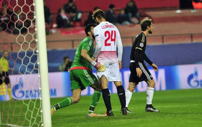 Fußball, Champions League, FC Sevilla - Juventus Turin CHAMPIONS LEAGUE, SEVILLA FC- JUVENTUS Turin, Fernando Llorente (re.) und Gianluigi Buffon (Juventus) 