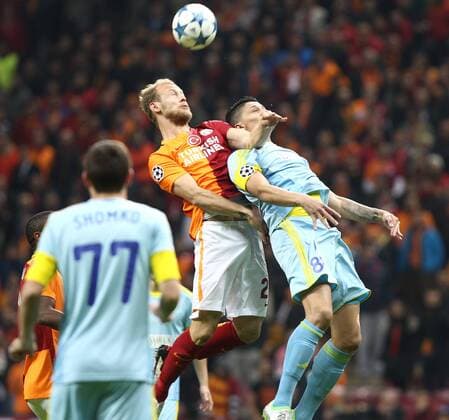 Fußball, Champions League, Galatasaray Istanbul - FC Astana UEFA Champions League Group C soccer match between Galatasaray - Astana in Istanbul, Turkey, 08 December 2015. Pictured: Semih Kaya (L) of Galatasaray and Roger Canas (R) of Astana. 