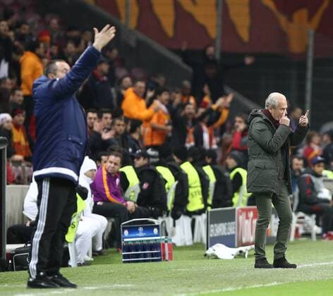Fußball, Champions League, Galatasaray Istanbul - FC Astana UEFA Champions League Group C soccer match between Galatasaray - Astana in Istanbul, Turkey, 08 December 2015. Pictured: Coach Mustafa Denizli (R) of Galatasaray and Coach Stanimir Stoilov (L) of Astana. 