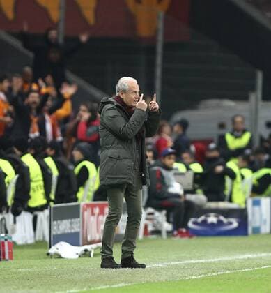 Fußball, Champions League, Galatasaray Istanbul - FC Astana UEFA Champions League Group C soccer match between Galatasaray - Astana in Istanbul, Turkey, 08 December 2015. Pictured: Coach Mustafa Denizli of Galatasaray. 