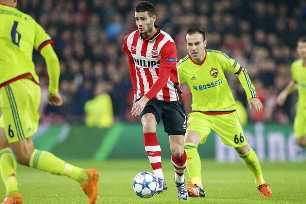 Fußball, Champions League, PSV Eindhoven - ZSKA Moskau (L-R) Gaston Pereiro of PSV, Bibras Natcho of CSKA Moscow during the UEFA Champions League match between PSV Eindhoven and CSKA Moscow on December 8, 2015 at the Philips stadium in Eindhoven, The Netherlands. PSV v CSKA Moscow UEFA Champions League 2015 2016 xVIxxIVx 4675585