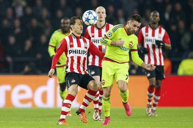 Fußball, Champions League, PSV Eindhoven - ZSKA Moskau (L-R) Andres Guardado of PSV, Zoran Tosic of CSKA Moscow during the UEFA Champions League match between PSV Eindhoven and CSKA Moscow on December 8, 2015 at the Philips stadium in Eindhoven, The Netherlands. PSV v CSKA Moscow UEFA Champions League 2015 2016 xVIxxIVx 4675586